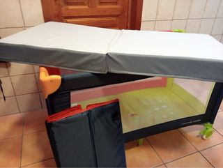 Cuna de viaje con colchón y sábanas