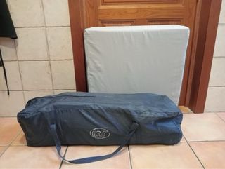 Cuna de viaje con colchón y sábanas