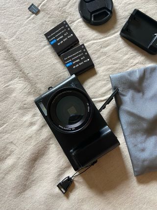 Cámara Digital  Negra con complementos