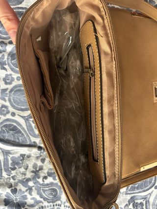 Bolso de mano marrón con asa