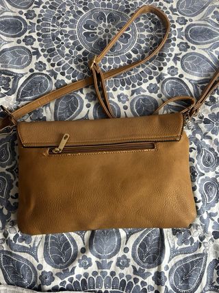 Bolso de mano marrón con asa