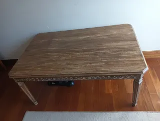 Mesa de madera con diseño