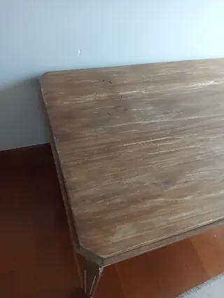 Mesa de madera con diseño