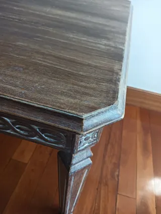 Mesa de madera con diseño