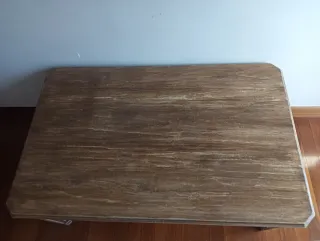 Mesa de madera con diseño