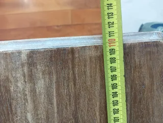 Mesa de madera con diseño