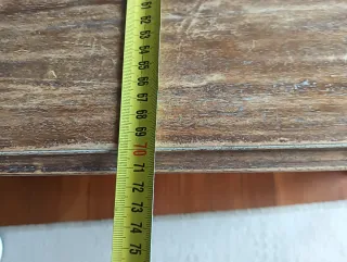 Mesa de madera con diseño