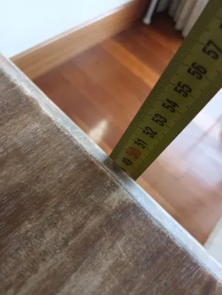 Mesa de madera con diseño