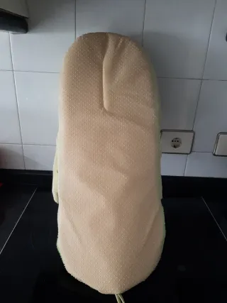 Cama con forma de zapatilla, Porta Bolsas y botell