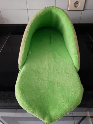 Cama con forma de zapatilla, Porta Bolsas y botell