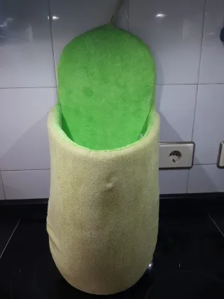 Cama con forma de zapatilla, Porta Bolsas y botell