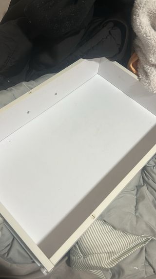 Tocador blanco con espejo y luces