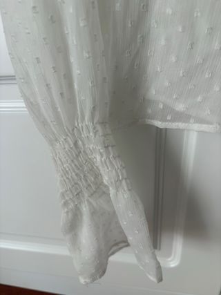 Blusa blanca plumetti con volantes Bershka