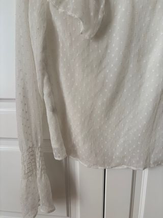 Blusa blanca plumetti con volantes Bershka