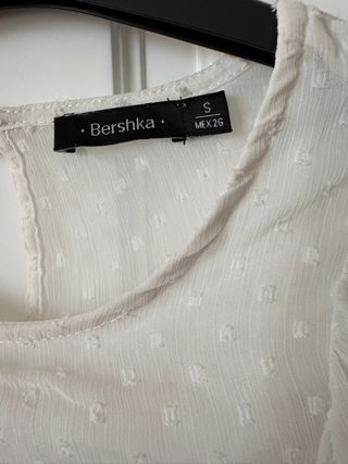 Blusa blanca plumetti con volantes Bershka