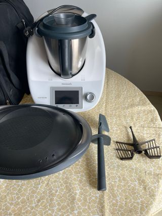 Thermomix TM5 con todos los accesorios