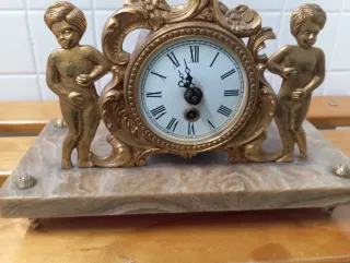 Reloj de mesa antiguo de mármol y metal bronce