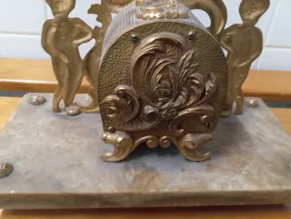 Reloj de mesa antiguo de mármol y metal bronce