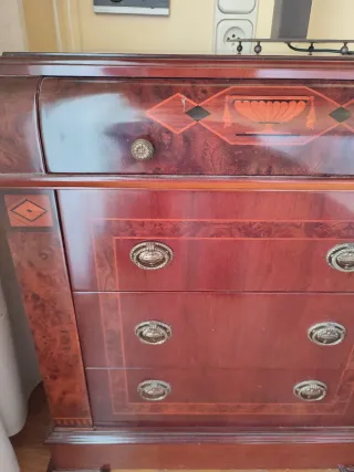 Cómoda y mesitas de noche de madera