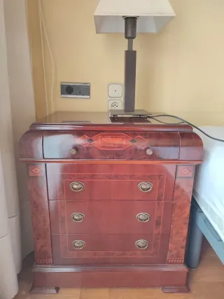 Cómoda y mesitas de noche de madera