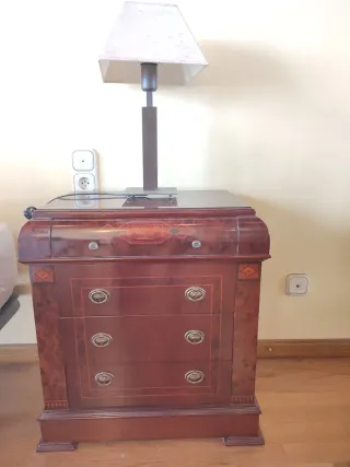 Cómoda y mesitas de noche de madera
