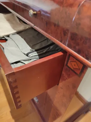 Cómoda y mesitas de noche de madera