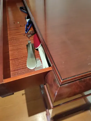 Cómoda y mesitas de noche de madera