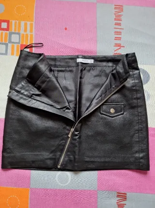 Falda cuero negra cremallera asimétrica