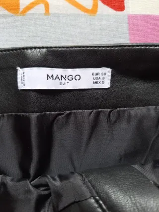 Falda cuero negra cremallera asimétrica