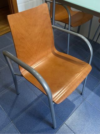 Mesa de cristal, 3 Sillas Cocina y un taburete