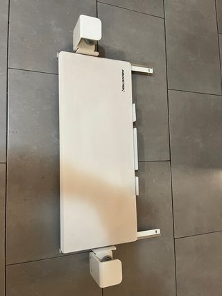 Bandeja extraíble / soporte para teclado.