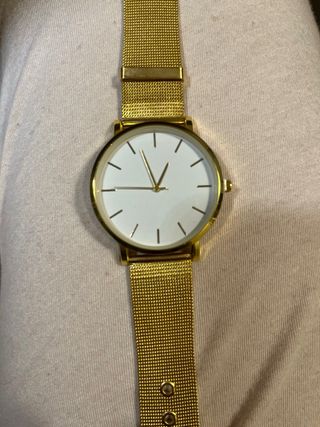 Reloj de pulsera dorado sin estrenar