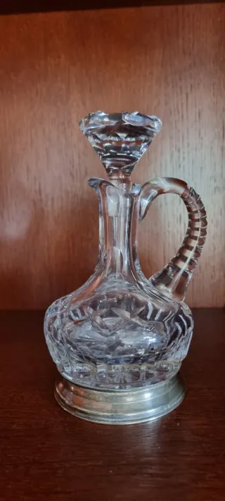 Vinagreras talladas con pie de plata