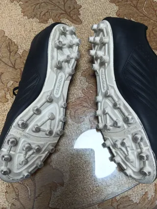 Botas de fútbol negras