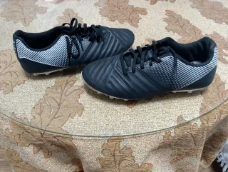 Botas de fútbol negras