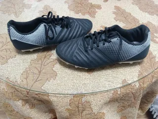 Botas de fútbol negras