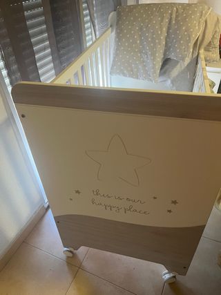 Cuna bebé con colchón, edredón y organizador.