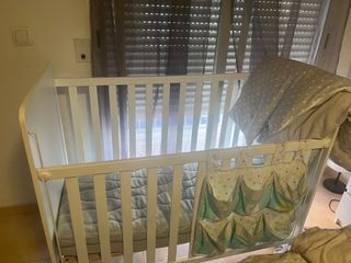 Cuna bebé con colchón, edredón y organizador.