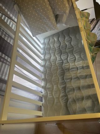 Cuna bebé con colchón, edredón y organizador.