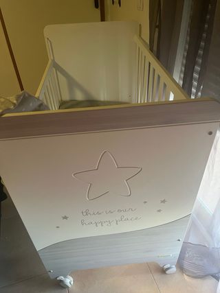 Cuna bebé con colchón, edredón y organizador.