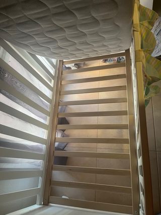 Cuna bebé con colchón, edredón y organizador.