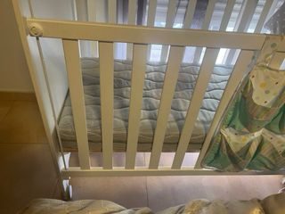 Cuna bebé con colchón, edredón y organizador.