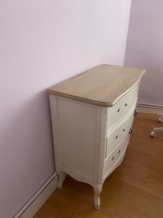 Cómoda blanca y madera