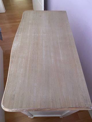 Cómoda blanca y madera