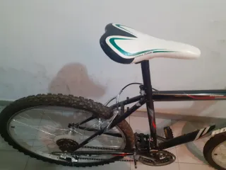 Bicicleta de montaña negra