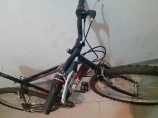 Bicicleta de montaña negra