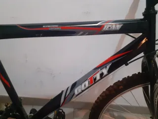 Bicicleta de montaña negra