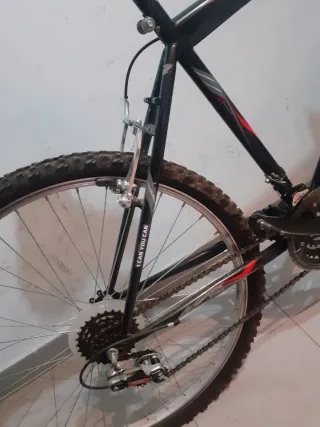 Bicicleta de montaña negra