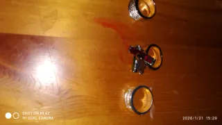 Anillos plateados con detalles rojos