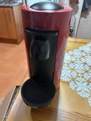 Cafetera Nespresso Vertuo Plus Roja.